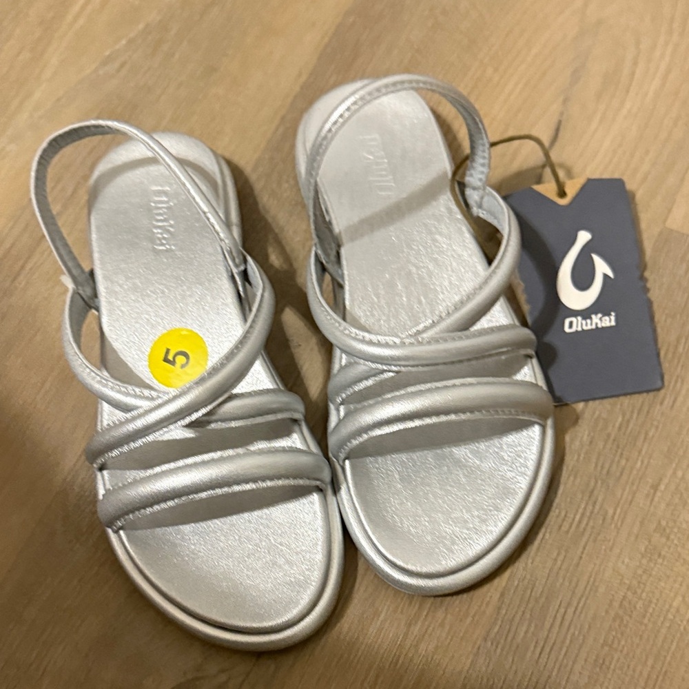 OluKai Women's Tiare Strappy Metallic Silver Sandals, NWT, Size 5